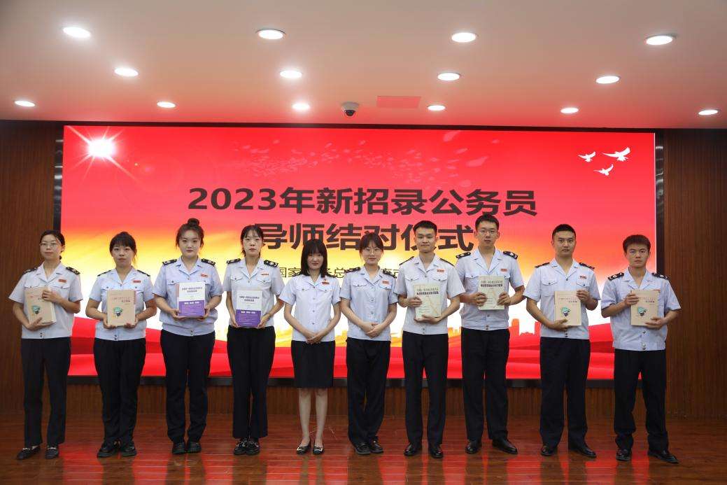 为新录用公务员配备导师，“一对一”开展培训，将学习落在日常。吴莹 摄