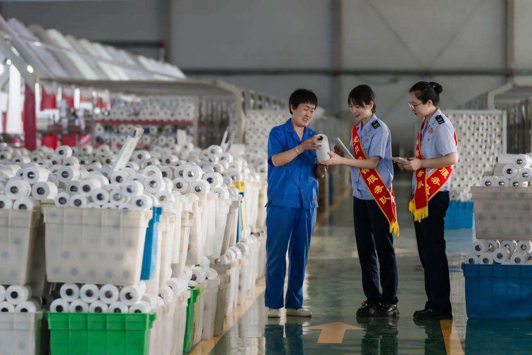 青年党员先锋服务队开展“进企业 送服务”走访活动。陈晓青 摄