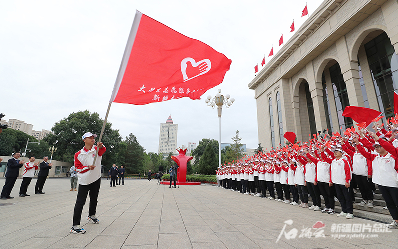 和共青团中央领导共同为留疆西部计划志愿者代表颁发了20周年纪念章