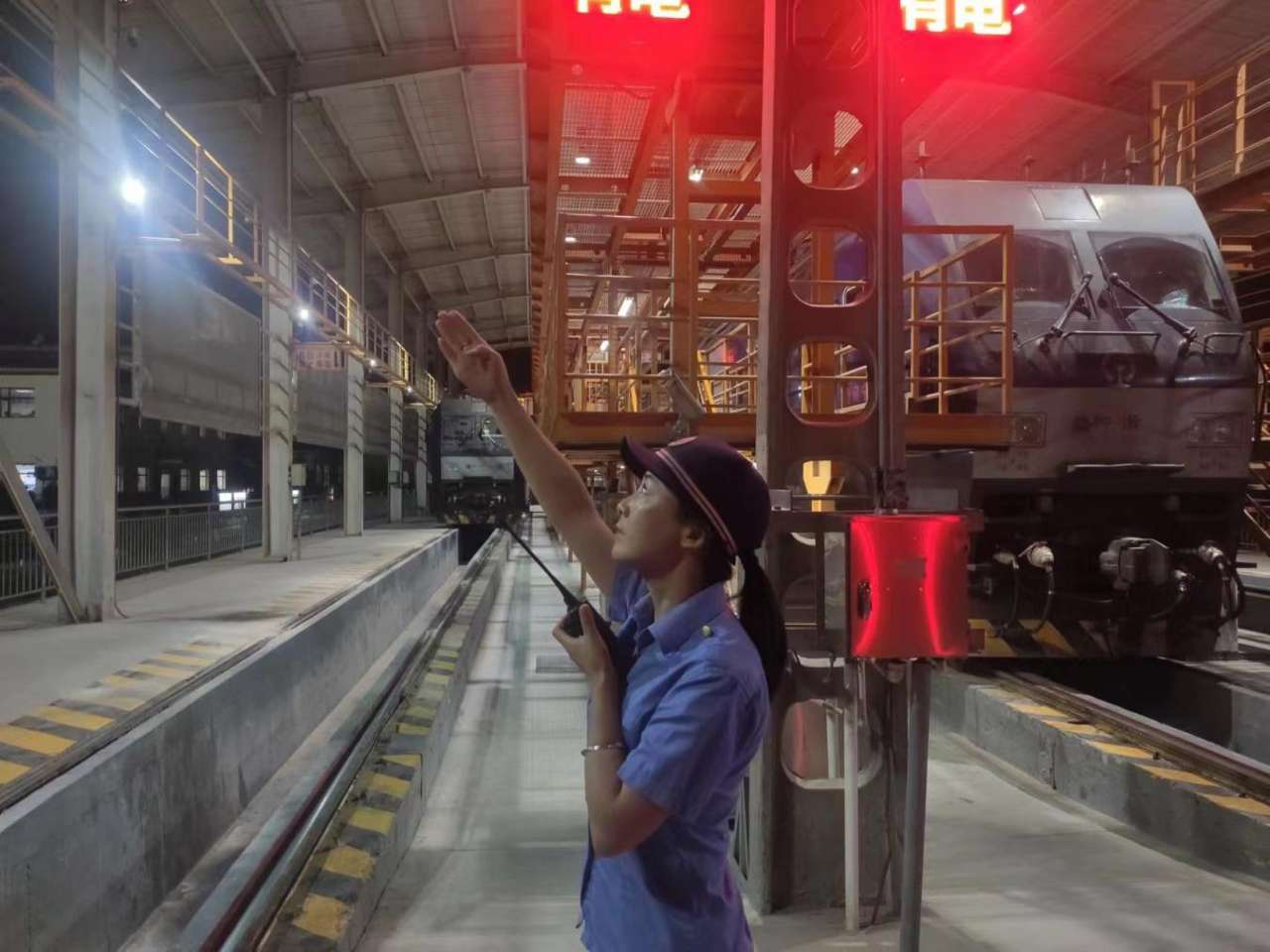 青藏铁路：24小时守护作业安全的女子班组