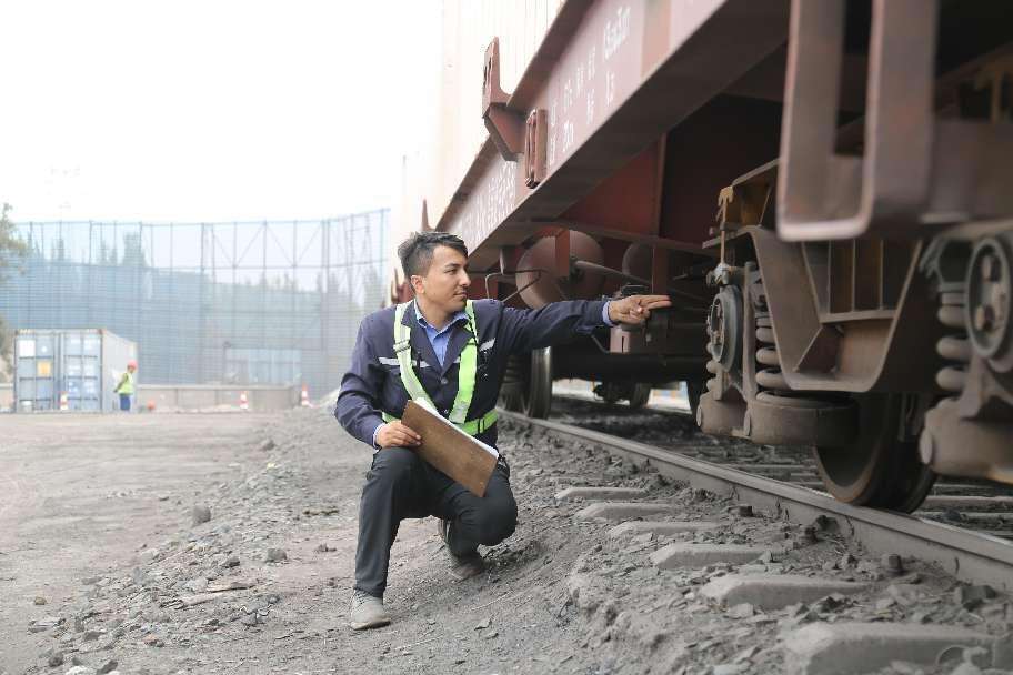 新疆开行今年首趟“乡村振兴”新梅冷链专列