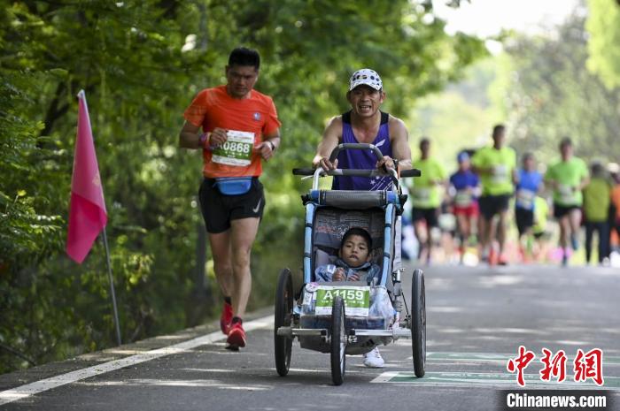 父亲推脑瘫儿子跑过62个马拉松：带你去看外面的世界