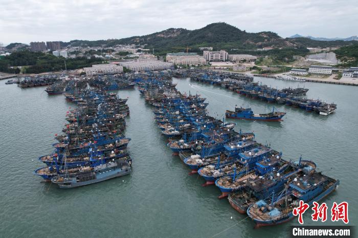 福建东山：渔船回港避风 人员撤离上岸_焦点播报