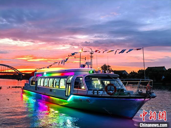 大运河杭州上新：首艘绿色新能源公交船将投用服务亚运