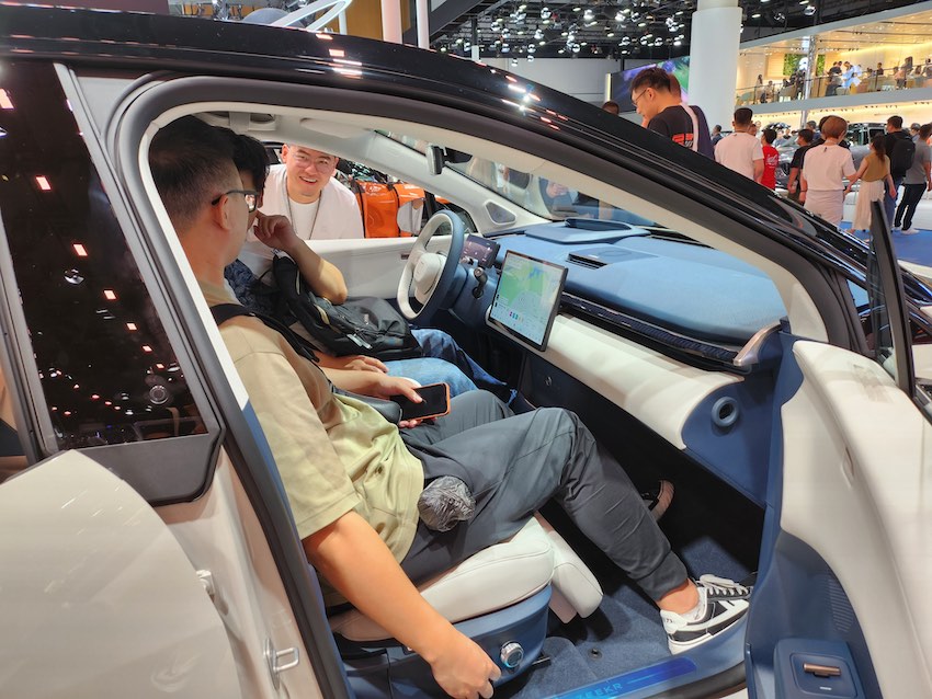 尽显科技魅力！“龙泉造”成都首款量产新能源纯电动SUV极氪X亮相车展