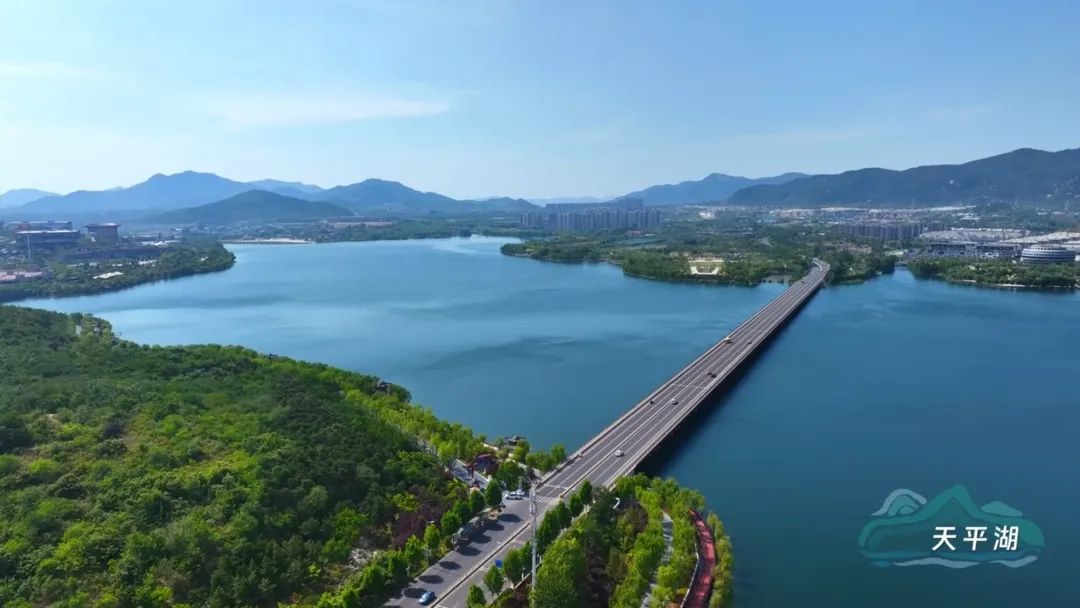 泰山天颐湖烟波浩渺,水天一色,勾勒出"北登泰山,南游天颐"的秀丽迷人