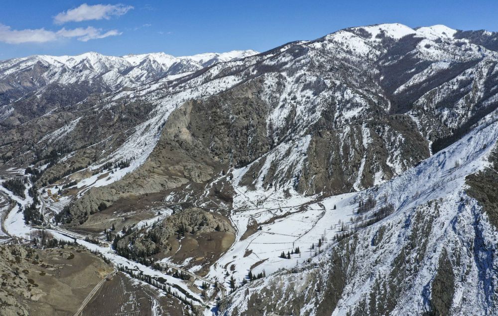 沈桥 摄或气势如虹,或奇秀俊逸或峰峦重叠,或冰川耸峙阿尔泰山,天山