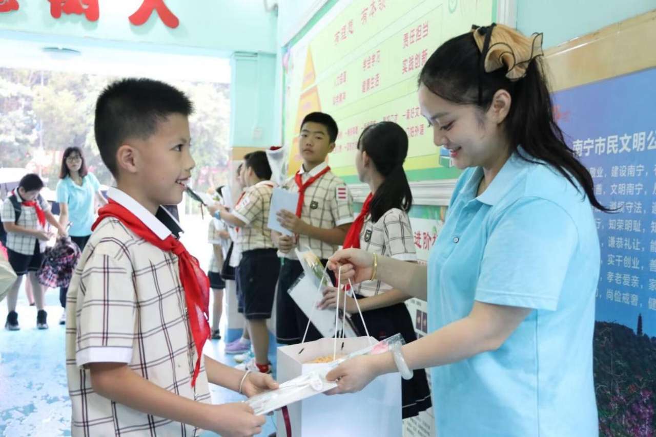 广西南宁市民族东小学:学生敬祝老师节日好 老师满足学生小心愿