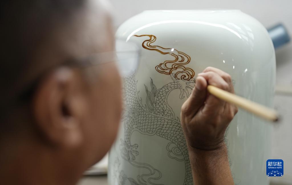 河北唐山：陶瓷雕金技艺在坚守中传承