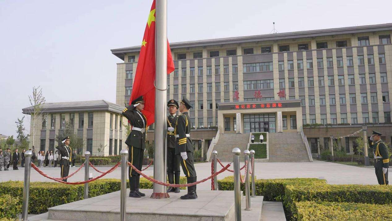 清晨9时30分,阿克苏职业技术学院国旗护卫队踏着铿锵有力的正步走向