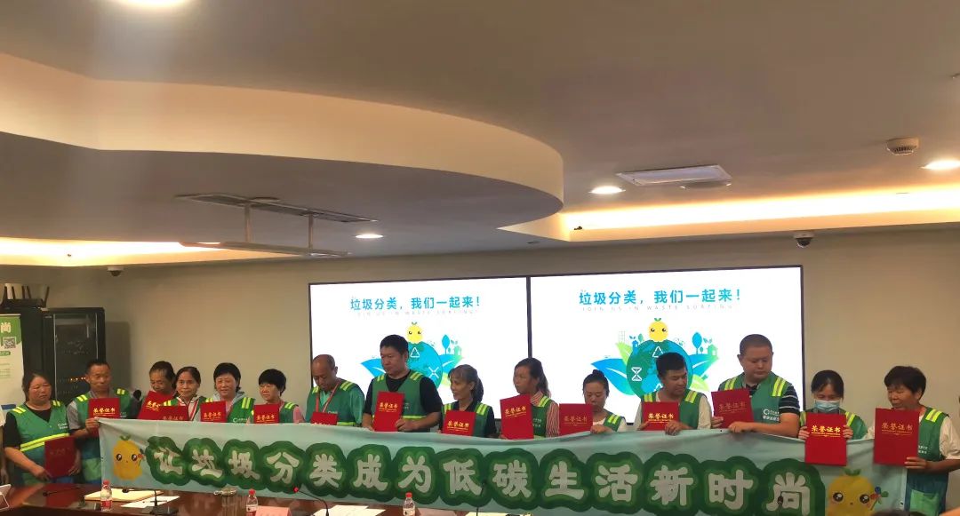 点赞！坚守垃圾分类一线岗，“最美守桶员”让城市越“分”越美
