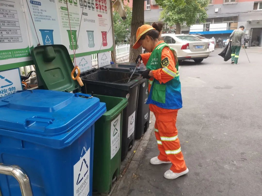 点赞！坚守垃圾分类一线岗，“最美守桶员”让城市越“分”越美