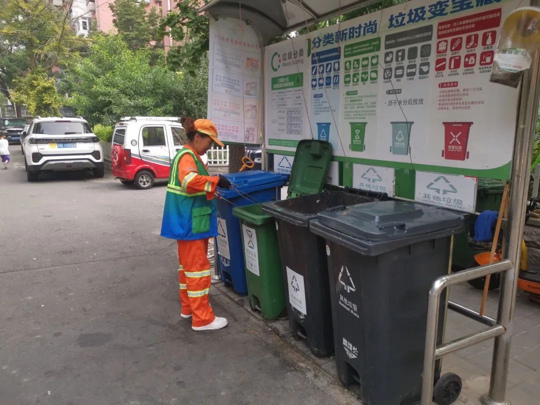 点赞！坚守垃圾分类一线岗，“最美守桶员”让城市越“分”越美