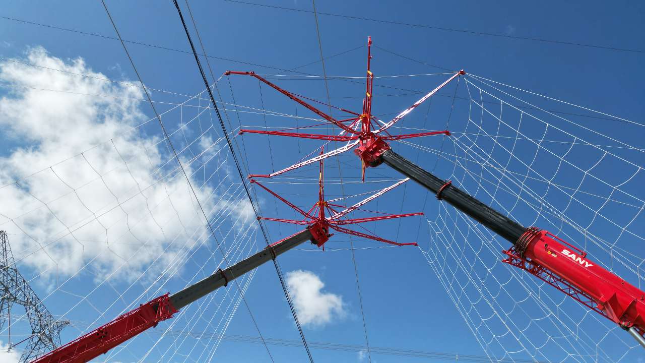 青海电网首次使用“移动式伞形跨越架”建设输电线路