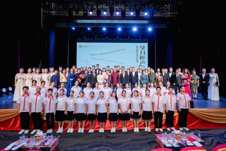 深圳歌剧舞剧院合唱团访演老挝大获成功