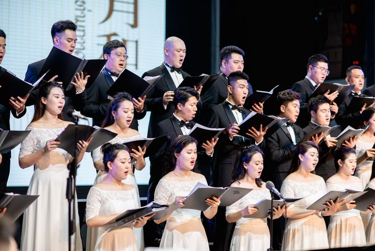 深圳歌剧舞剧院合唱团访演老挝大获成功