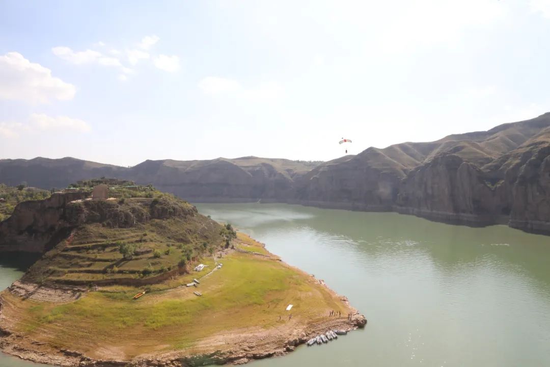 亚洲翼装飞行第一人张树鹏 成功飞越清水河县老牛湾黄河大峡谷 空中俯瞰黄河与长城“握手”雄奇景观