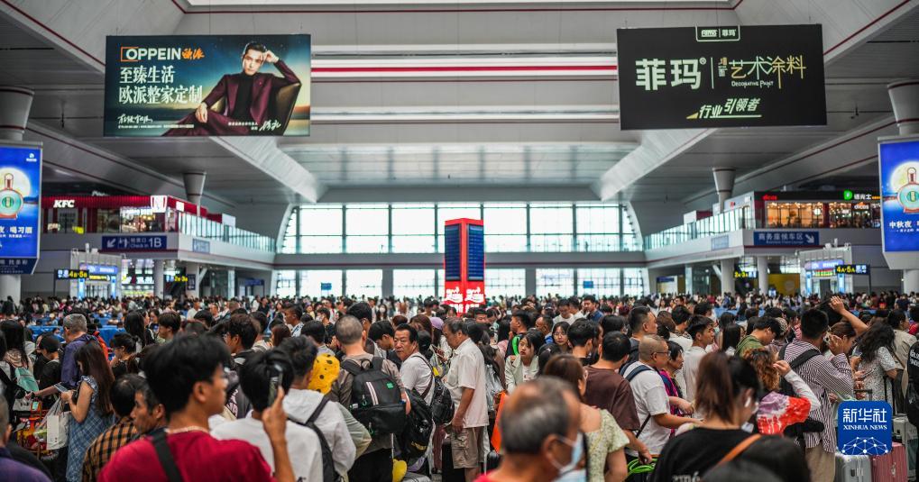 各地铁路部门迎来国庆出行高峰