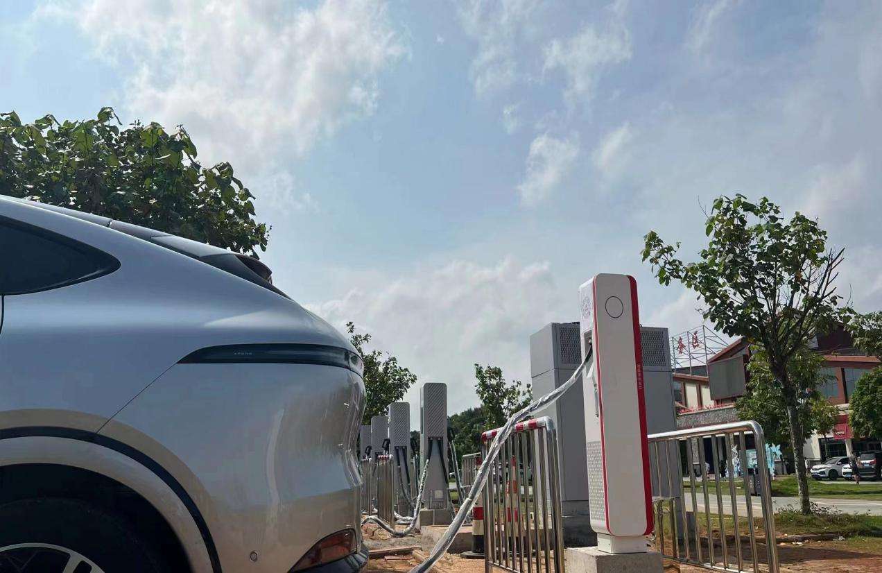 广西首个高速公路全液冷超充站建成投运