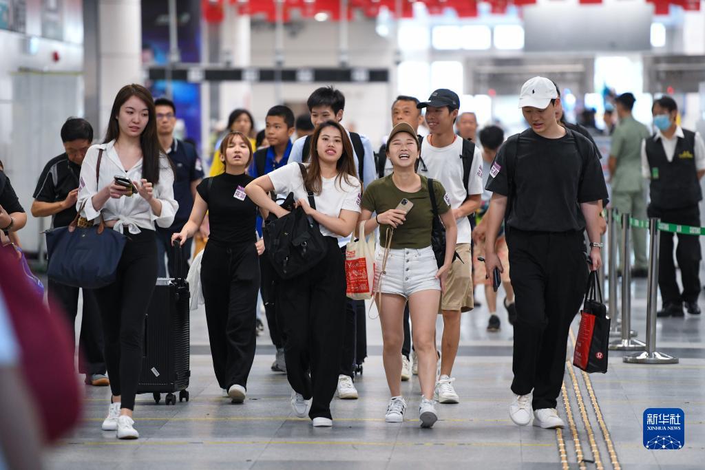 双节假期深圳湾口岸刷新今年单日出入境人数新高