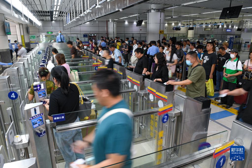 双节假期深圳湾口岸刷新今年单日出入境人数新高