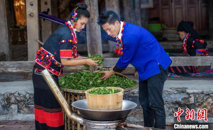 探访云南德昂族古老酸茶制作技艺