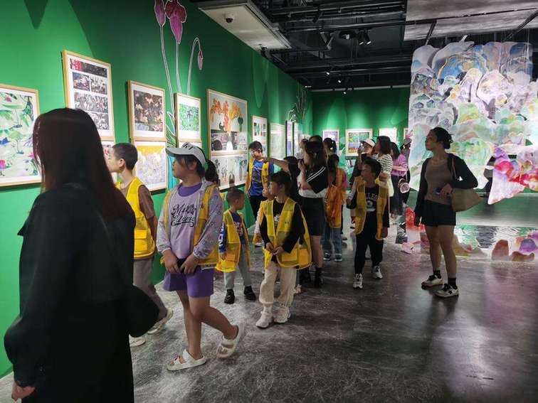 广西师大社举办的国际插画绘本展和漓江动漫大赛获奖作品展引发参观热潮