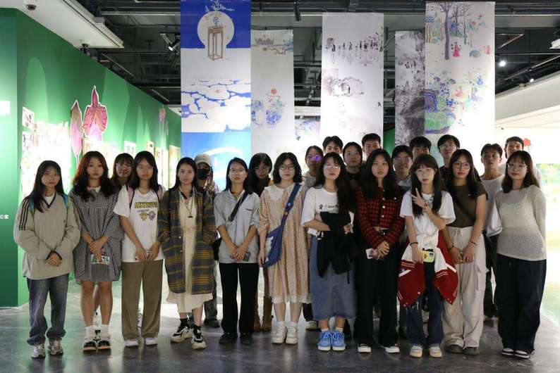 广西师大社举办的国际插画绘本展和漓江动漫大赛获奖作品展引发参观热潮