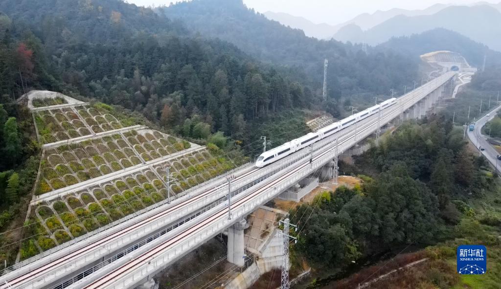 昌景黄高铁全线开始试运行