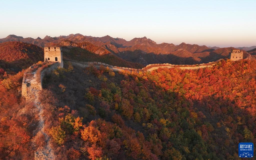 河北秦皇岛：秋染长城入画来