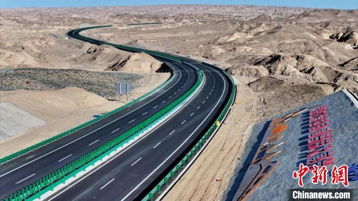 青海省黄瓜梁至茫崖（省界）高速公路建成通车