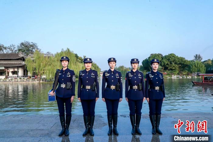 千年运河千里行走进扬州 西湖女子巡逻队邂逅瘦西湖