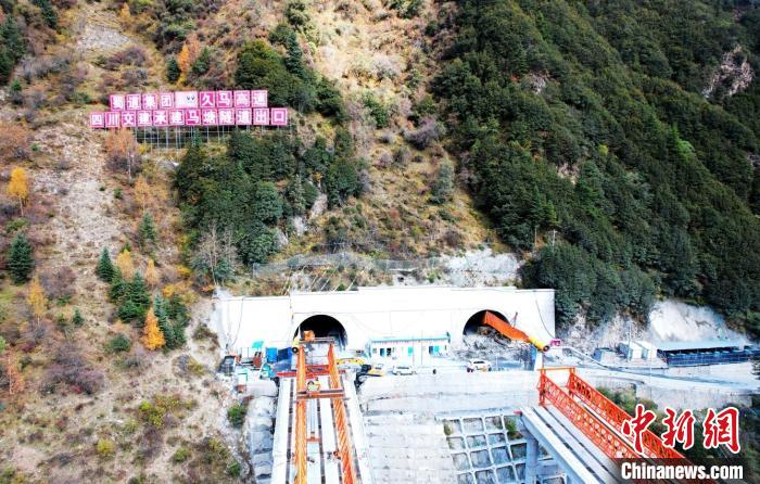 青海久治至四川马尔康高速公路首座微瓦斯特长隧道贯通