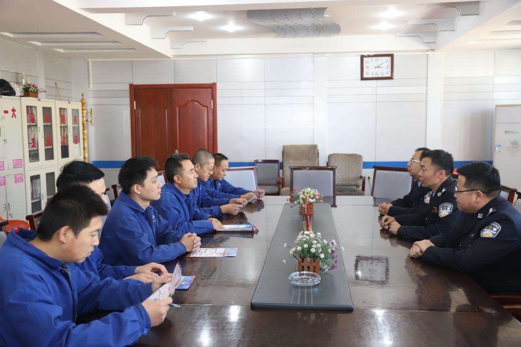 内蒙古包头市公安局有组织犯罪侦查局深入重点地区及行业领域开展实地“送法”活动