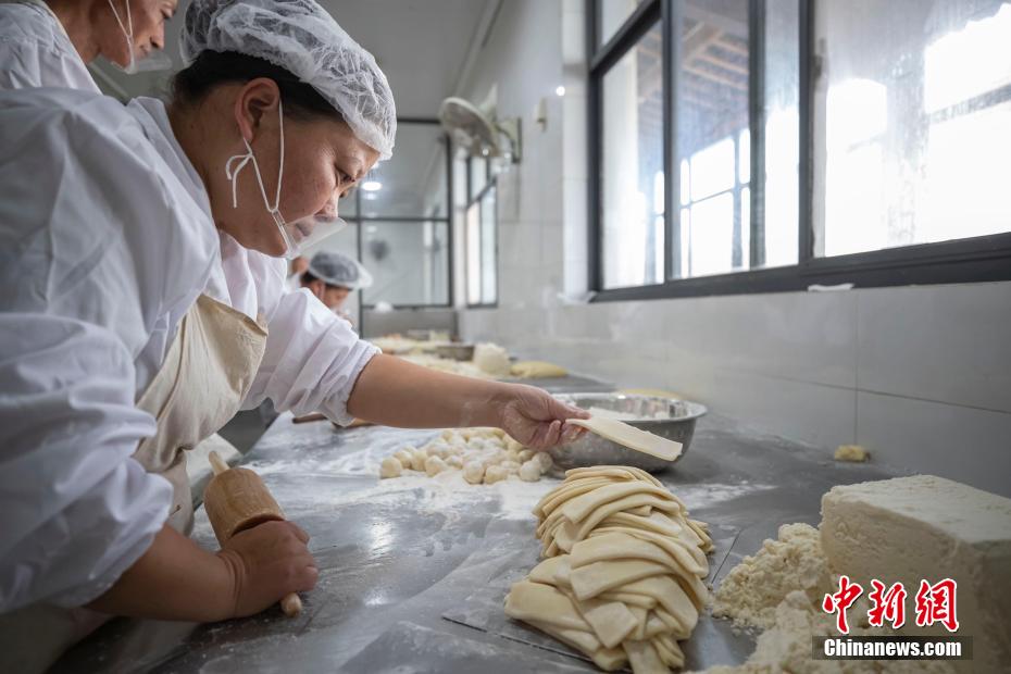 老字号香飘百年 探访江苏省级非遗南通西亭脆饼制作全过程
