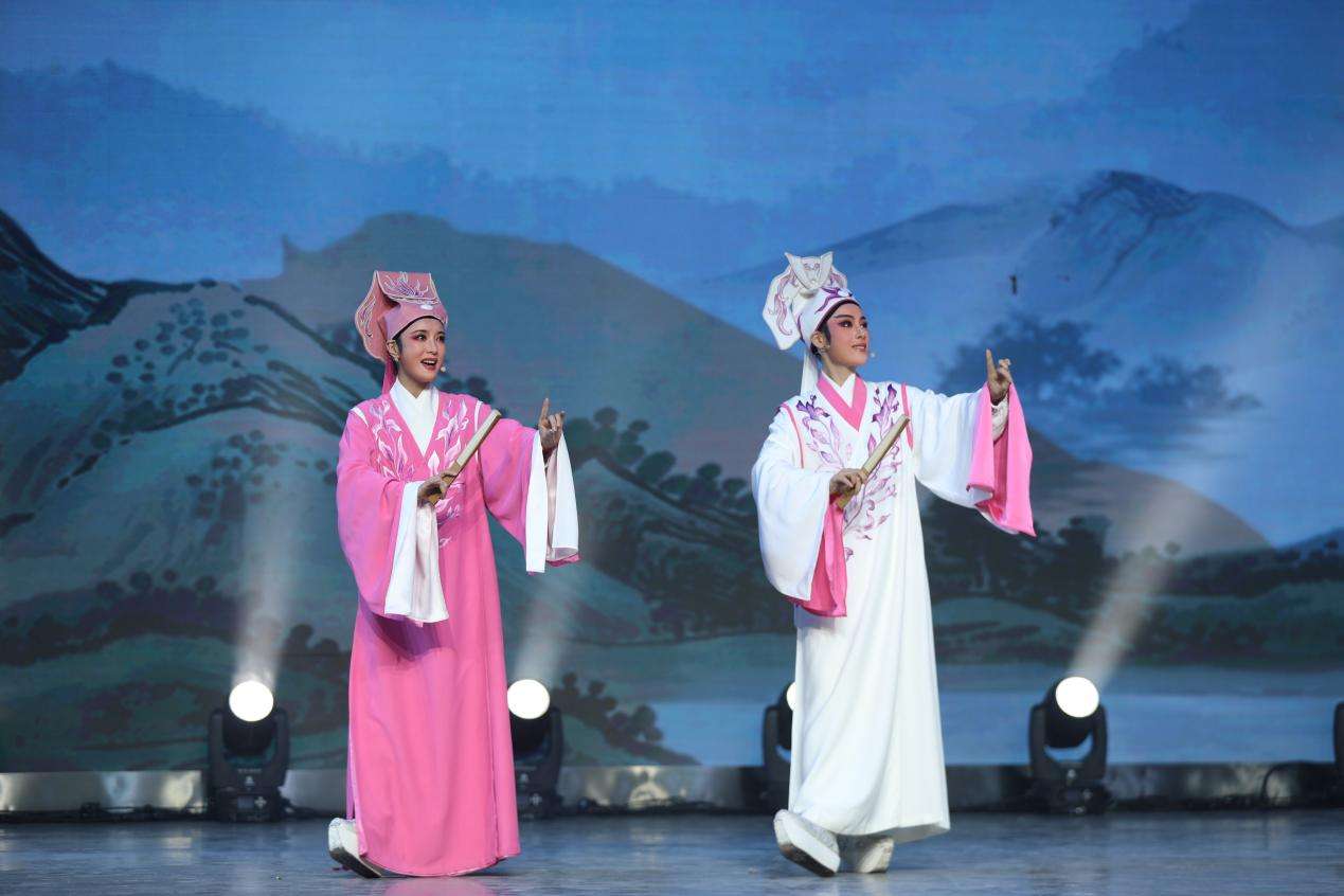 浙江小百花越剧团首次走进阿克苏 开展援疆巡演