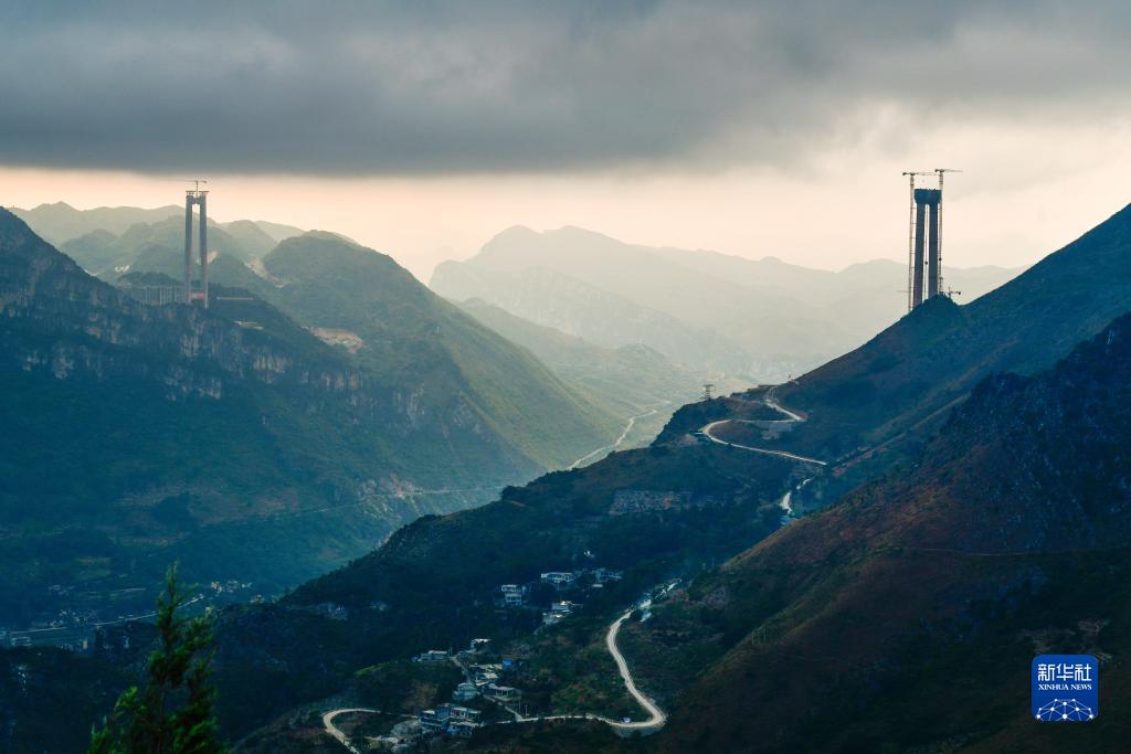 贵州：“地球裂缝”上建世界级大桥