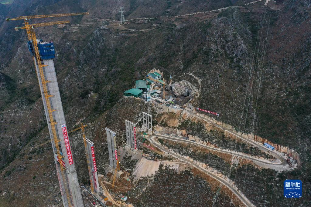 贵州：“地球裂缝”上建世界级大桥