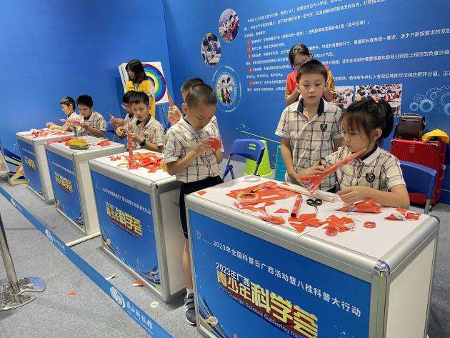 南宁市滨湖路小学“梦之莺”科创队：科技竞风采 逐梦正当时