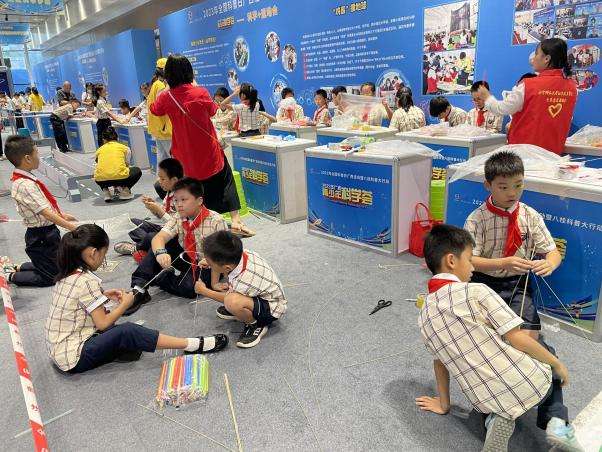 南宁市滨湖路小学“梦之莺”科创队：科技竞风采 逐梦正当时