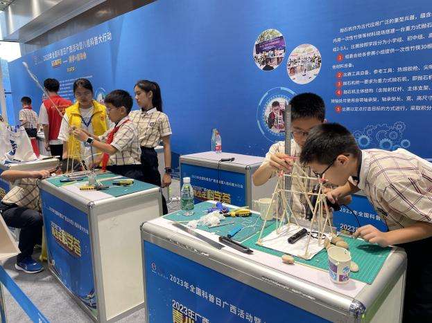 南宁市滨湖路小学“梦之莺”科创队：科技竞风采 逐梦正当时