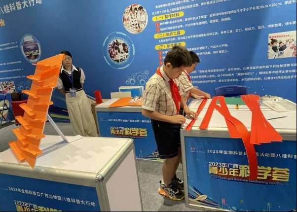 南宁市滨湖路小学“梦之莺”科创队：科技竞风采 逐梦正当时