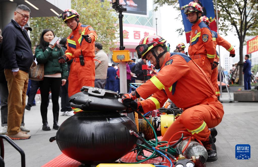 上海举行消防宣传月展示活动