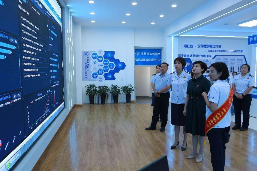 新疆喀什:税务点缀秋日“枫”景 图一:喀什地区税务局党委书记、局长张程一行赴“喀税通”一站式纳税服务平台调研指导工作