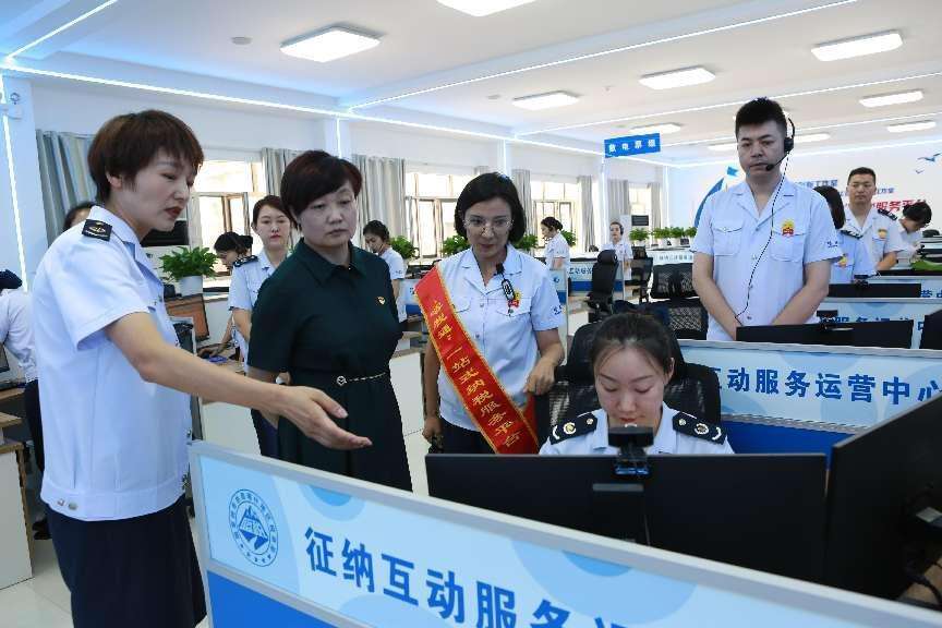 新疆喀什:税务点缀秋日“枫”景 图二:喀什地区税务局党委书记、局长张程一行赴“喀税通”一站式纳税服务平台调研指导工作,了解平台运转模式