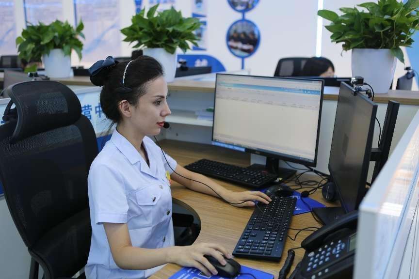 新疆喀什:税务点缀秋日“枫”景 图四:“喀税通”一站式纳税服务平台话务人员在有条不紊工作中