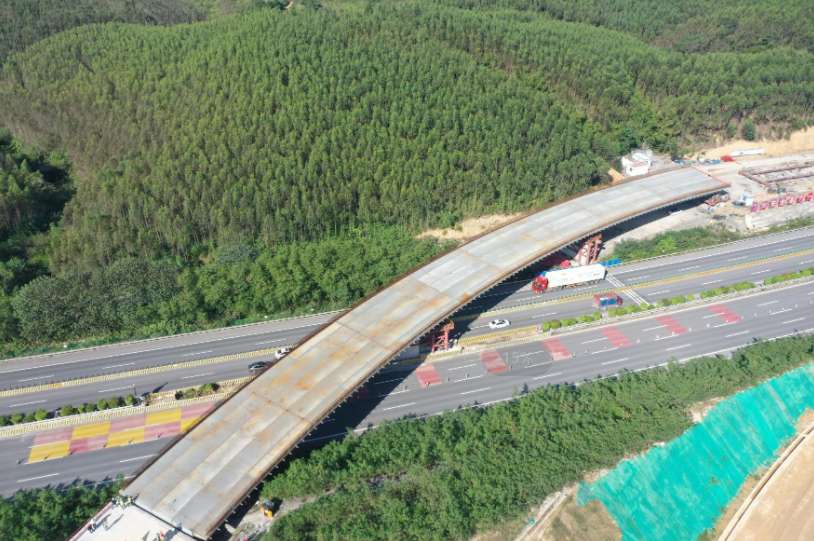 广西上横高速公路项目钢箱梁顶推施工完成