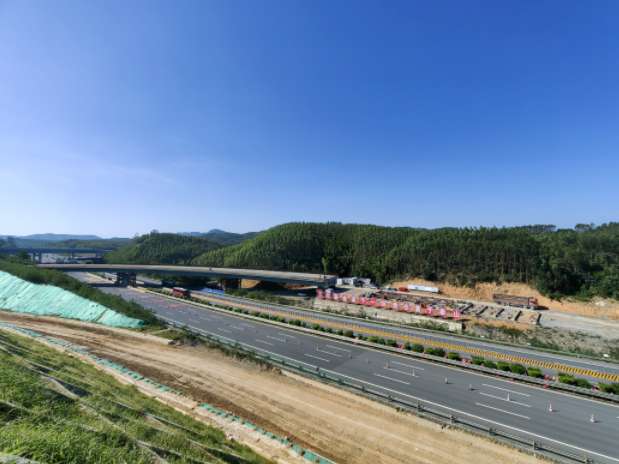 广西上横高速公路项目钢箱梁顶推施工完成
