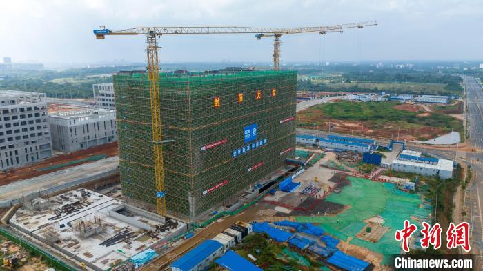 海南文昌国际航天城卫星研发中心主体钢结构封顶