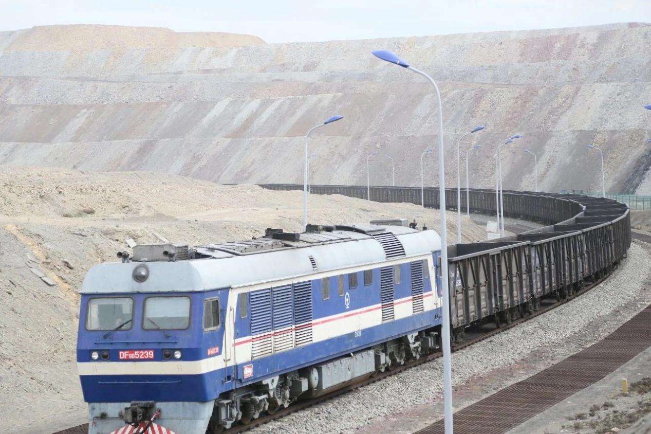 新疆铁路搭建煤炭运输绿色通道 疆煤外运量达5170.9万吨